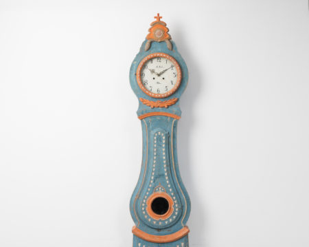 Genuine antique long-case clock from northern Sweden. The clock is made around 1820 with a very well-made and elegant case in painted pine