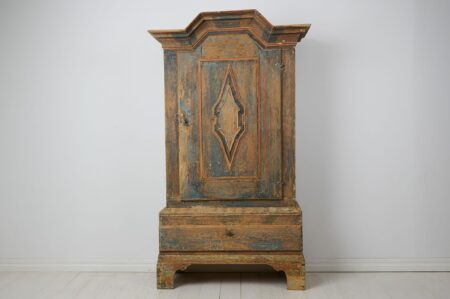 Rare antique Swedish cabinet in folk art from the late 1700s. This folk art cabinet is in baroque style and made by hand in solid pine. From northern Sweden.