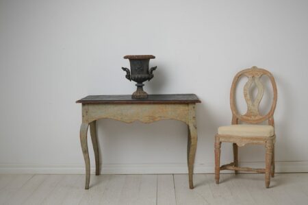 Swedish antique rococo table from the 1770s. The table has a rectangular table top with curved rococo legs and curved, bevelled aprons.