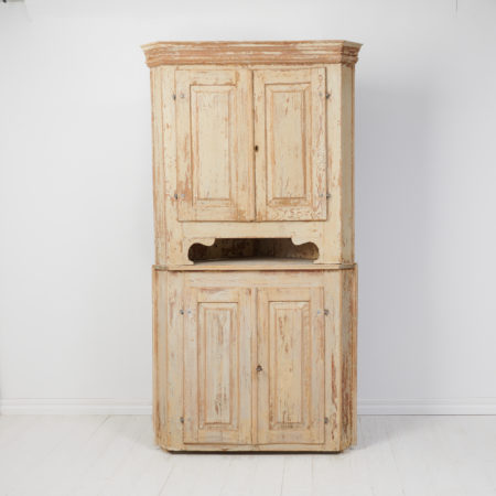 Antique gustavian corner cabinet from northern Sweden made during the early 19th century, around 1820. The cabinet is a country house furniture