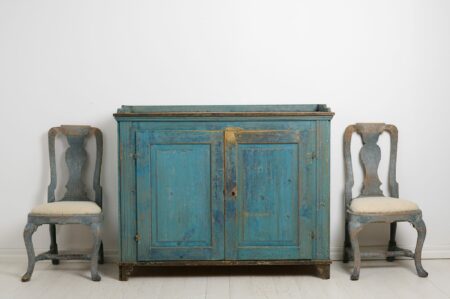 Antique Swedish country sideboard from the gustavian period during the late 1700s. Made in northern Sweden with a classic, straight shape.