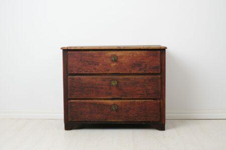 Antique Swedish chest of drawers from the early 1800s. Three functioning drawers with the original gustavian hardware in brass.