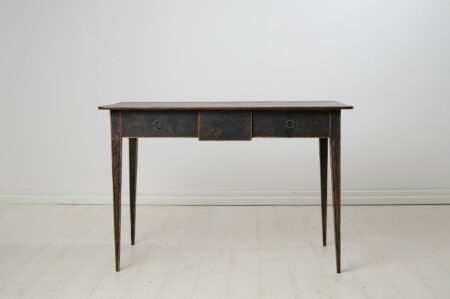 Swedish antique elegant desk from the gustavian period during the late 1700s. Frame in solid pine. Painted with distress and patina.