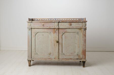 Antique gustavian elegant sideboard from northern Sweden. Straight classic shape. The sideboard is made by hand in solid Swedish pine around 1820 to 1830.