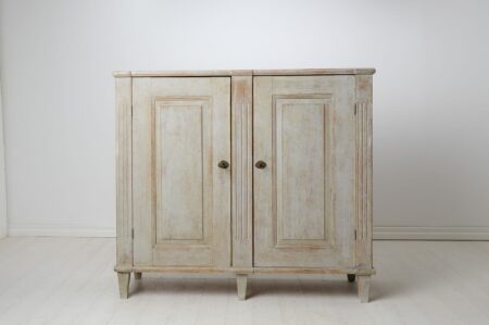 Antique gustavian country sideboard from northern Sweden. The sideboard is made by hand in solid pine around 1820.