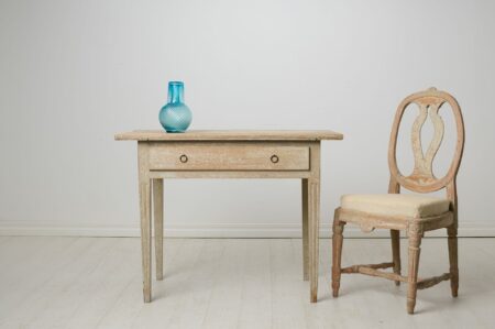 Gustavian antique country table from northern Sweden. The table is made around 1820 in solid pine. Classic straight gustavian shape