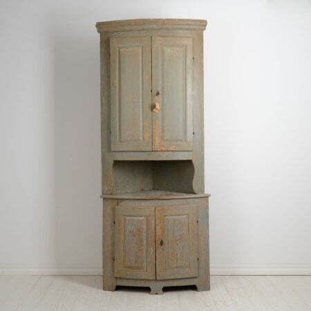 Antique Swedish corner cabinet from the early 1800s, around 1820. The cabinet is a country house furniture made in the gustavian style.
