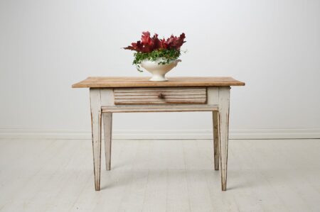 Swedish antique genuine table. This gustavian country home table is made around 1820 to 1830 in northern Sweden in Hälsingland