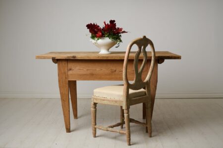 Antique rustic Swedish worktable in raw pine. Made by hand in northern Sweden around 1810. The table has a never-painted surface