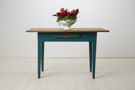 Antique Swedish country table in classic gustavian style. This country house furniture is made by hand in solid pine around 1820 in Hälsingland, Sweden.