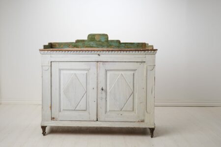 Antique Swedish country sideboard in gustavian style. This country house furniture is made by hand in solid pine in northern Sweden around 1820.