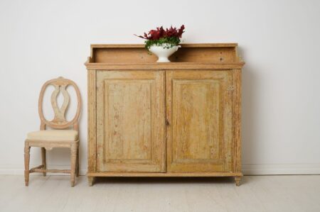 Gustavian early 1800s sideboard made around 1820 in northern Sweden. The sideboard is made in solid pine with a classic straight gustavian shape