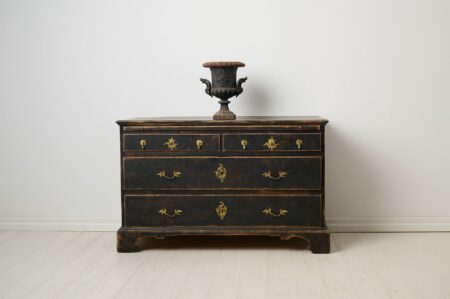 Swedish 1700s baroque chest of drawers or commode in painted pine. The chest has two large and two smaller drawers