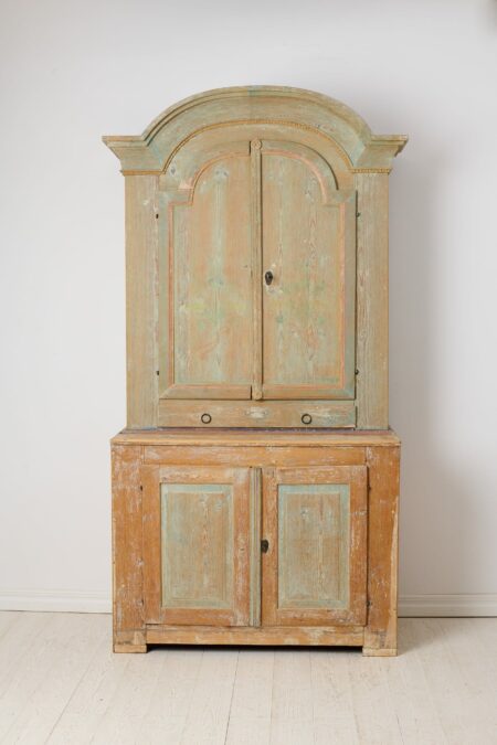 Antique country rococo cabinet from northern Sweden. This country house furniture was made around 1820 with a frame in solid pine.