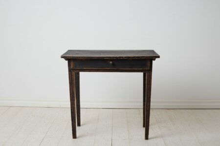 Small rustic country table in gustavian style from northern Sweden. This antique table is made around 1810 by hand in solid pine.