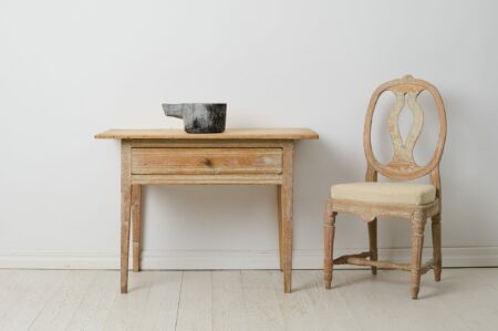 Charming Swedish country table from the gustavian period around 1810 to 1820. Made in solid pine in northern Sweden with straight tapered legs.