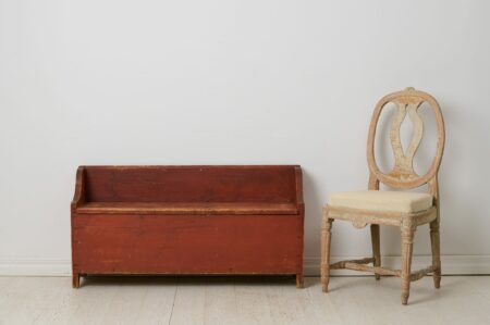 Charming antique Swedish bench in folk art from the early 1800s. Unique handmade in solid pine with the original paint