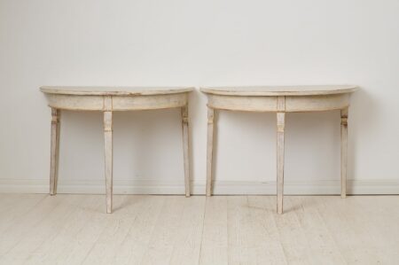 Antique genuine demi-lune table in neoclassical style from northern Sweden. The table is round and consists of two free-standing half circles,