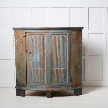 Folk art blue cabinet from the early 1800s. This antique corner cabinet is made in gustavian style in northern Sweden around 1830.