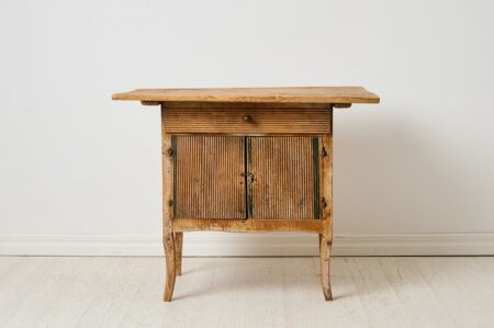 Unusual antique country sideboard from northern Sweden dating from around 1820. This type of furniture is often referred to in Sweden as a “mössbord”.