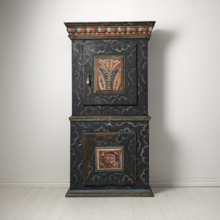 Rare folk art cabinet from Järvsö in Hälsingland, Sweden. The cabinet is made by hand in solid pine around 1790 to 1810 and has the original paint which is in very good condition.