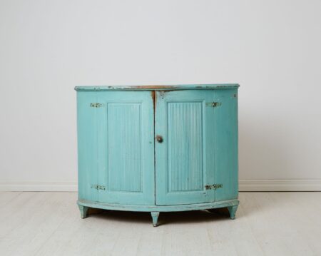 Antique gustavian corner sideboard from the late 18th century. Made by hand in Northern Sweden around 1790 with a frame in solid pine.