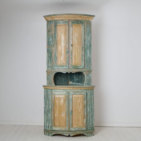 Antique corner cabinet from the Swedish gustavian period. Made by hand in Northern Sweden around 1820 with a frame in solid pine.