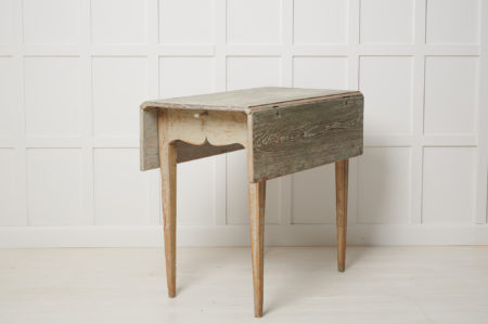 Small antique dining table in gustavian style made in Sweden around 1810. The table is made by hand in solid pine with a leaf on both sides