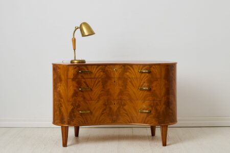 Swedish modern Axel Larsson bureau made by AB Svenska Möbelfabrikerna, Bodafors. This kidney shaped bureau was made during the 1940s