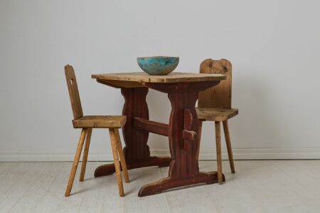Charming small country table from the early 1800s. This genuine Swedish country antique is made by hand in Northern Sweden around 1820.
