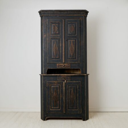 Period gustavian corner cabinet from Northern Sweden. This country house furniture is made around 1810 to 1820 with a frame in solid pine