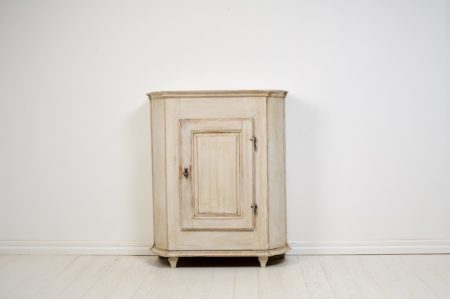 Small sideboard in gustavian style from northern Sweden. The sideboard is made by hand around 1810 to 1820 in solid painted pine. Functional lock and key.