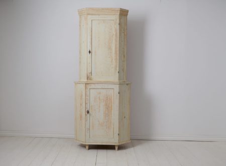 Antique country corner cabinet in gustavian style from northern Sweden. The cabinet is made around the 1820s by hand in solid pine
