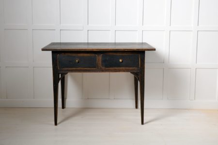 Swedish antique country table in Gustavian style from northern Sweden made around 1820. The table is a genuine country furniture and has a frame in solid pine