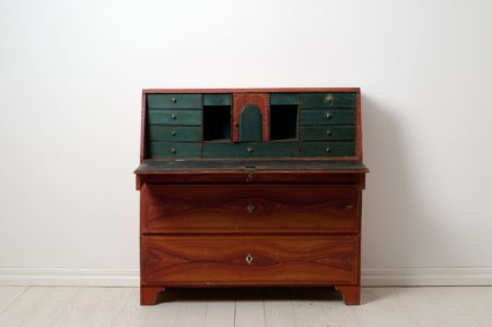 Genuine antique Swedish escritoire from the early 1800s. This escritoire, or secretary desk, is a genuine country furniture from northern